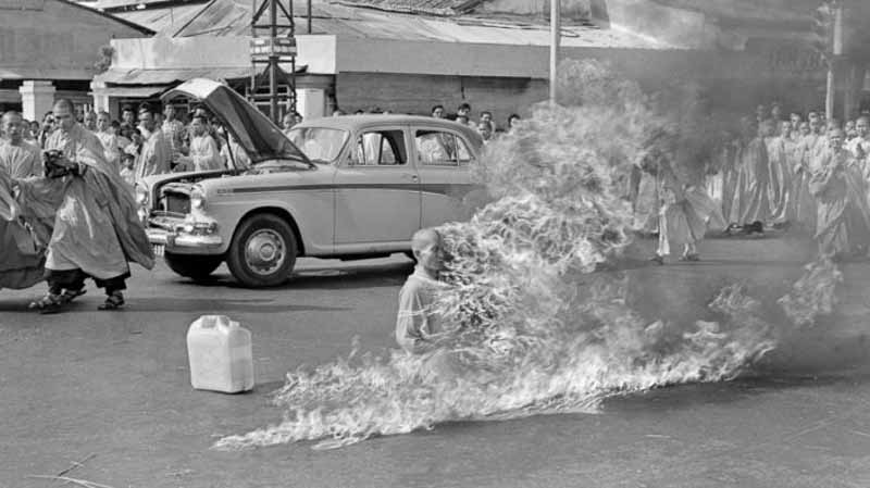 عکس راهب در آتش اثر مالکوم براون